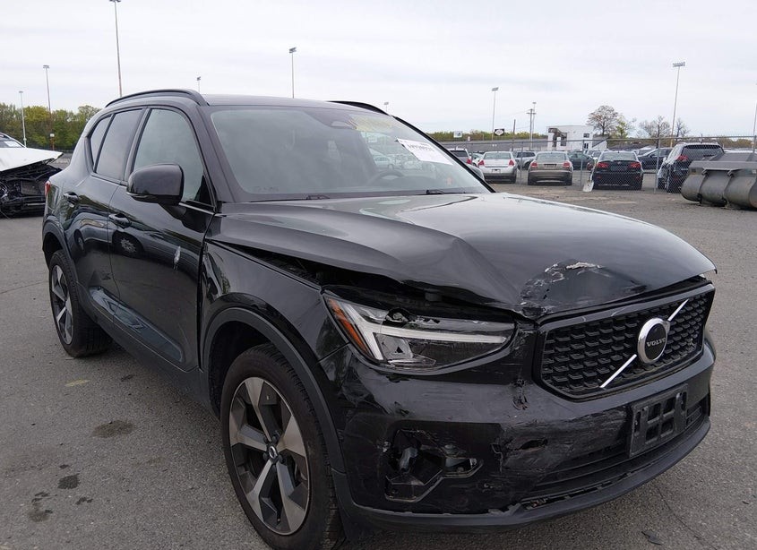 2024 Volvo XC40 B5 Core Dark Theme
