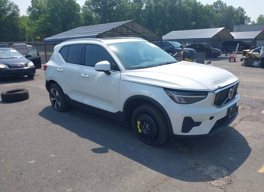 2025 Volvo XC40 B5 Core Bright Theme