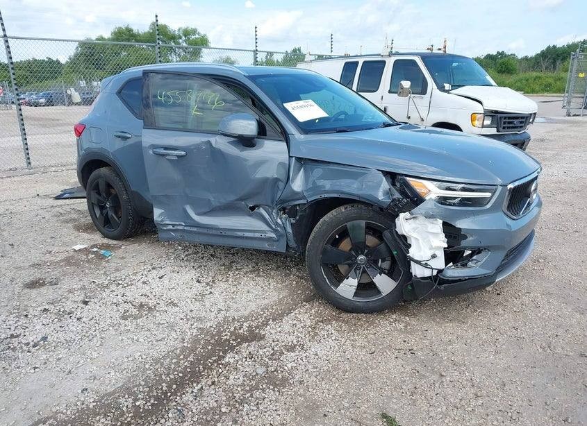 2022 Volvo XC40 T5 Momentum