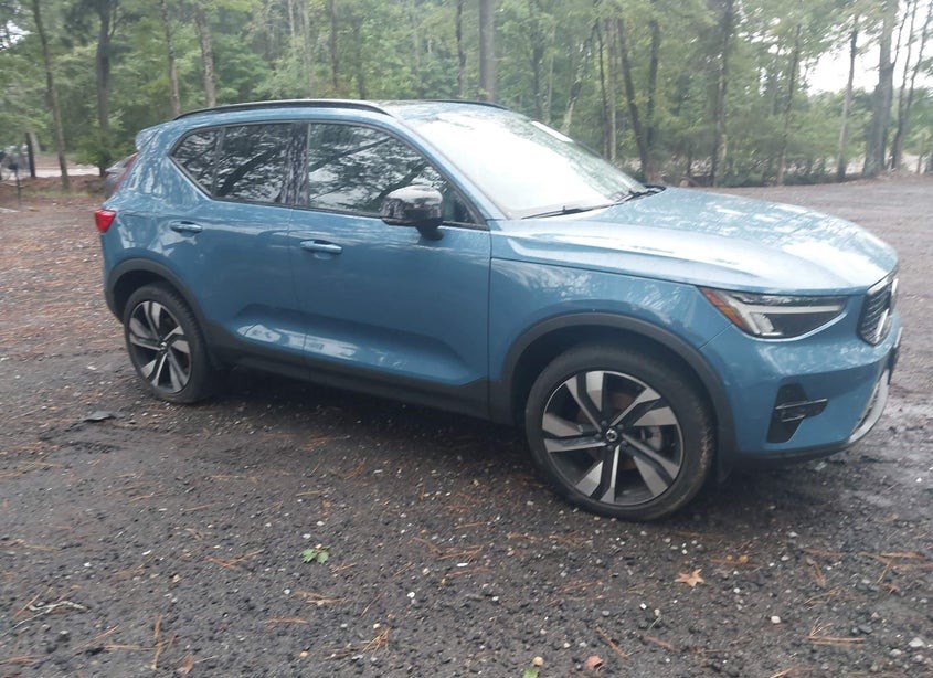 2023 Volvo XC40 B5 Plus Dark Theme